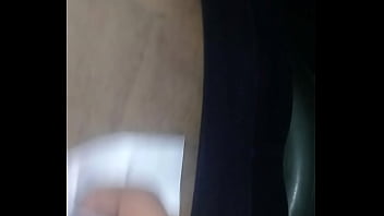 Y le limpio el culo con una toallita