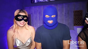 Pareja swinger hace trío con chica unicornio esposo suertudo