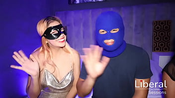 Pareja swinger hace trío con chica unicornio esposo suertudo