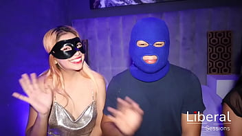 Pareja swinger hace trío con chica unicornio esposo suertudo