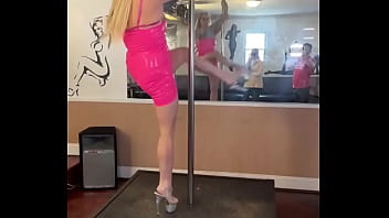 I can’t dance but at least i tried for a hot stripper breeding scene with billypilgrimxxx #latex #pvc