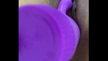 Acordei molhada de tesão e acabei sentando no meu vibrador preferido