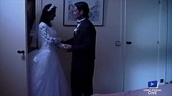 Jolie brunette aime le cuir pour se faire baiser