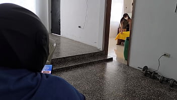 El Repartidor De Paquetes Observa De Manera Indiscreta Como Una Mujer Engaña Al Marido Con Su Amante Pervertido Desenlace Inesperado thumbnail