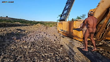 Trabalhador de maquina pesada abandona o trabalho pra tranzar com uma gostosa que chega pra distrai lo