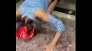 Putita latina deseosa de verga enseñando los calzones