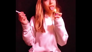 Bonneyuwu 10 48 fumando un puchito