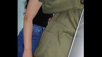 Sigo a la puta de la oficina hasta el baño de mujeres