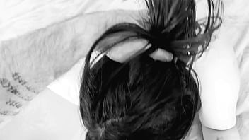 Novinha branquinha transando com macho grandão estilo urso nordico viking metedor