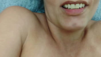 Coroa vagabunda sorrindo enquanto empurro forte a rola na bucetona gostosa dela