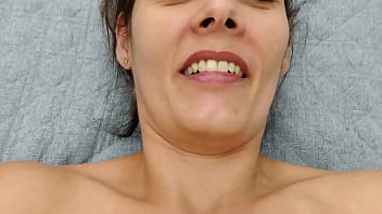 Coroa vagabunda sorrindo enquanto empurro forte a rola na bucetona gostosa dela