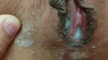 Coroa vagabunda sorrindo enquanto empurro forte a rola na bucetona gostosa dela