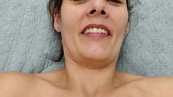 Coroa vagabunda sorrindo enquanto empurro forte a rola na bucetona gostosa dela