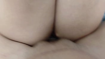 Coroa vagabunda sorrindo enquanto empurro forte a rola na bucetona gostosa dela