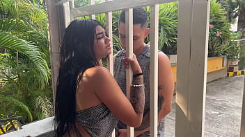 Jardinero me folla a través de la reja cuando mi novio no está en casa