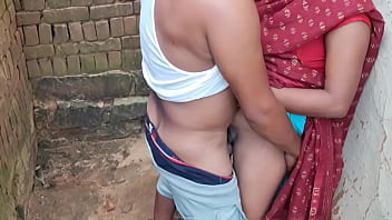 Hindi madem ki chudai outdoor me