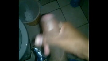 Gozando na punheta pra morena