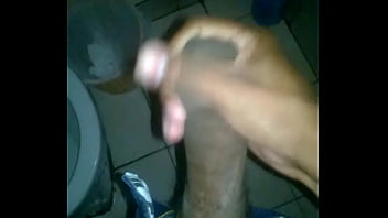 Gozando na punheta pra morena