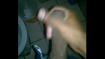 Gozando na punheta pra morena