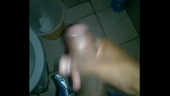 Gozando na punheta pra morena