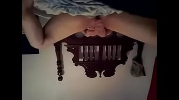 Se frota el coño en la recamara