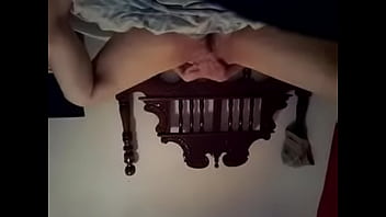 Se frota el coño en la recamara