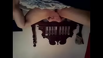 Se frota el coño en la recamara