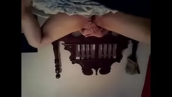 Se frota el coño en la recamara