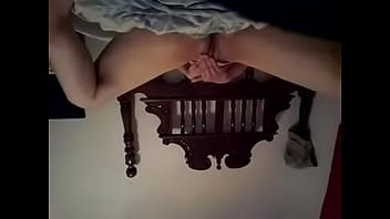 Se frota el coño en la recamara