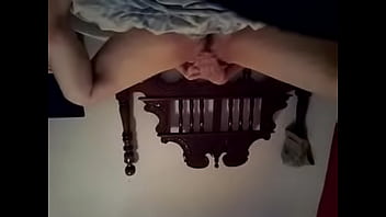 Se frota el coño en la recamara