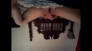 Se frota el coño en la recamara