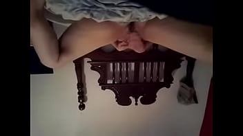 Se frota el coño en la recamara