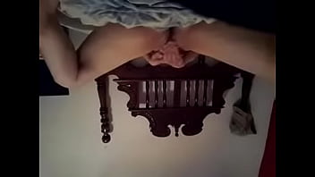 Se frota el coño en la recamara