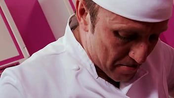 Notgeiler 5 sterne koch fickt der kleinen direkt in den arsch