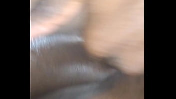 Puta humilha o corno com negão na festa de swing