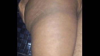 Puta humilha o corno com negão na festa de swing