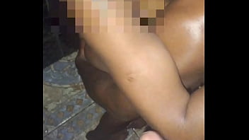 Puta humilha o corno com negão na festa de swing