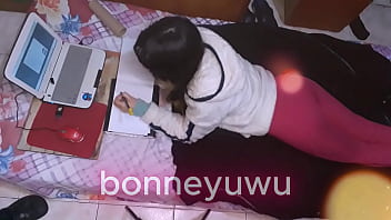 Bonneyuwu 12 44 en la cama mostrando la cola mientras estudio