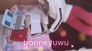 Bonneyuwu 12 44 en la cama mostrando la cola mientras estudio