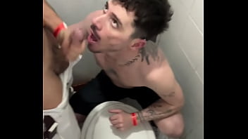 Mamada do agroboy no banheiro