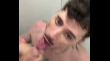 Mamada do agroboy no banheiro