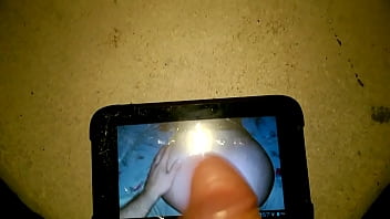 Gozando pra bunda da branquinha bunduda