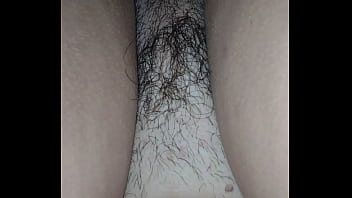 Hotwife peludinha quer que o marido soque gostoso na buceta ensopada