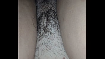 Hotwife peludinha quer que o marido soque gostoso na buceta ensopada