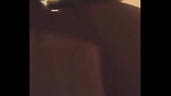 Dildo no cu e esfregando a rola