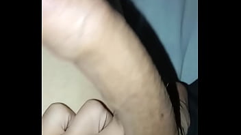 Homem de piroca grossa na casa da mãe de uma amiga com ela no banho