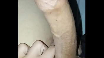 Homem de piroca grossa na casa da mãe de uma amiga com ela no banho