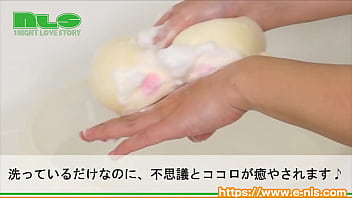 小振りながらしっかりおっぱいしています。モミモミしながら楽しいバスタイム