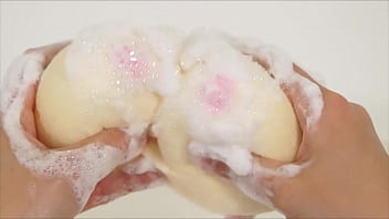 小振りながらしっかりおっぱいしています。モミモミしながら楽しいバスタイム