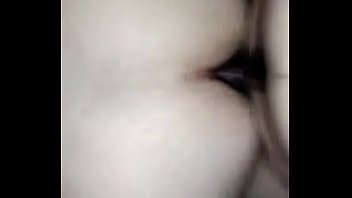 Se la coge y nalgea de perrito